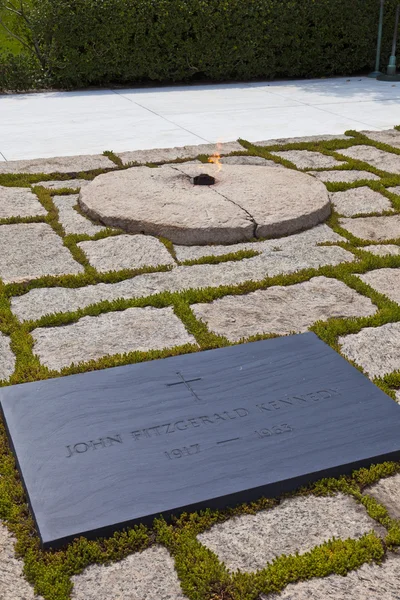 Джон ф. Кеннеді вічний вогонь меморіалом — стокове фото
