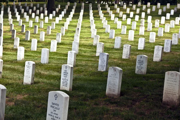 Grabsteine auf dem Nationalfriedhof von Arlington — Stockfoto
