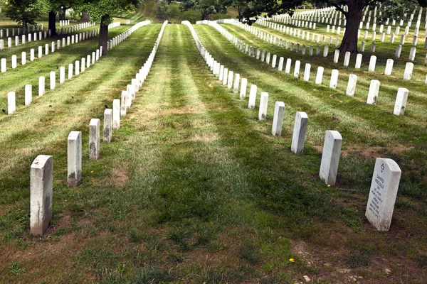 Pietre tombali al cimitero nazionale di Arlington — Foto Stock