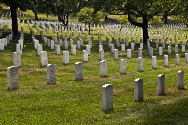 Надгробия на Арлингтонском национальном кладбище — стоковое фото
