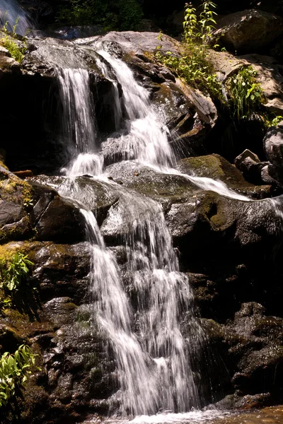 Schöner natürlicher Wasserfall — Stockfoto