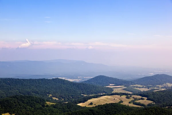 Όμορφη θέα του δημοφιλή μπλε κορυφογραμμή βουνού — Φωτογραφία Αρχείου