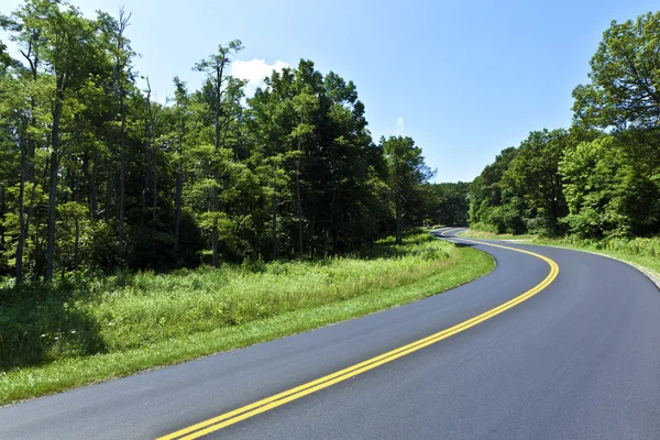 Beautiful scenic country road curves through Shenandoah Nationa — Stock Photo, Image