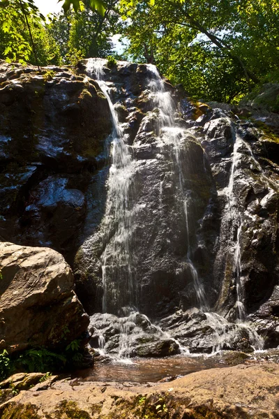 Красивый водопад — стоковое фото