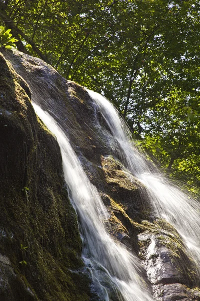 Природный водопад в национальном парке — стоковое фото