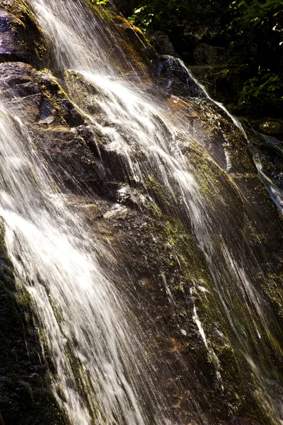 Naturliga vattenfall i national park — Stockfoto