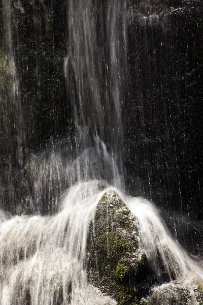 Air terjun alami di taman nasional — Stok Foto