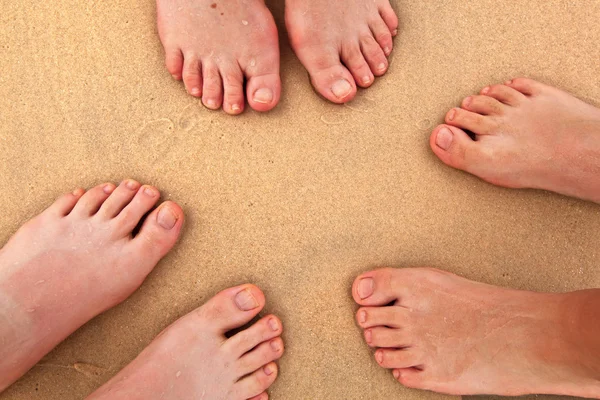 Füße am Strand — Stockfoto