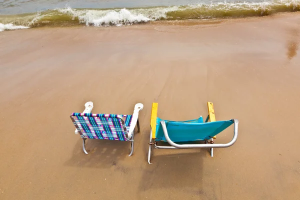 Пляж з двома стільцями для відпочинку — стокове фото