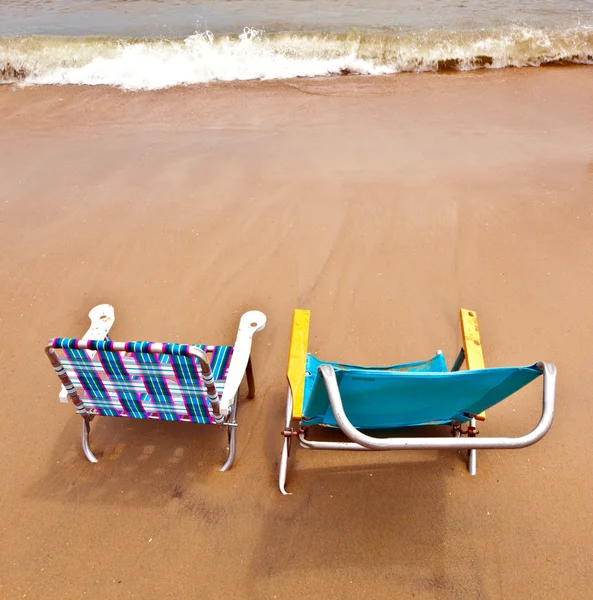 Пляж с двумя стульями для отдыха — стоковое фото