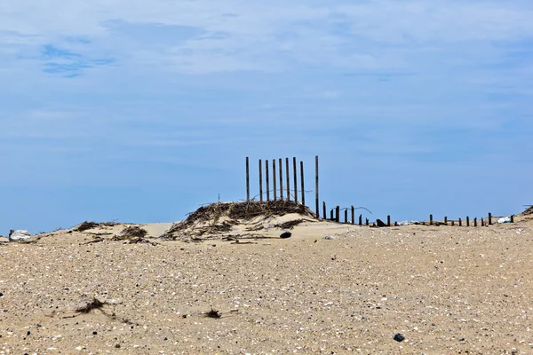 Las dunas están protegidas por vallas de madera — Foto de Stock
