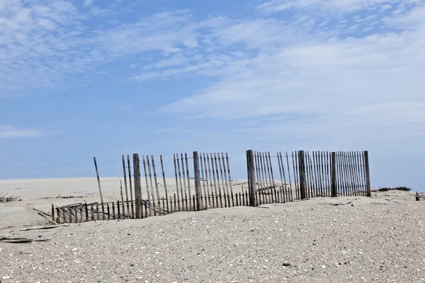 Valla para la protección de las dunas en la hermosa playa natural — Foto de Stock