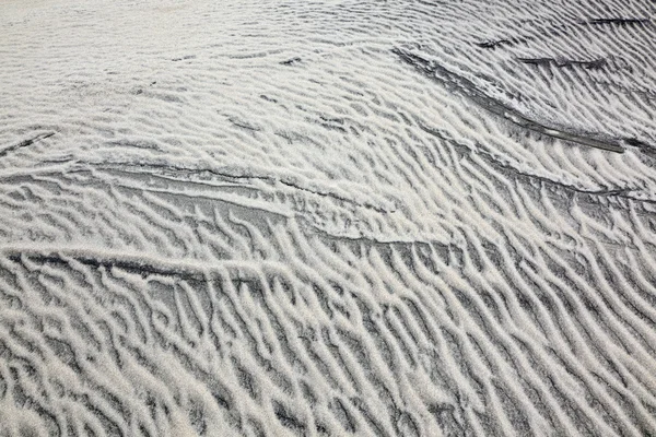 Vind former strukturer i sanddynerna på stranden — Stockfoto