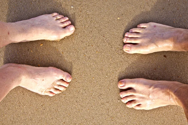 A láb egy pár a strandon — Stock Fotó