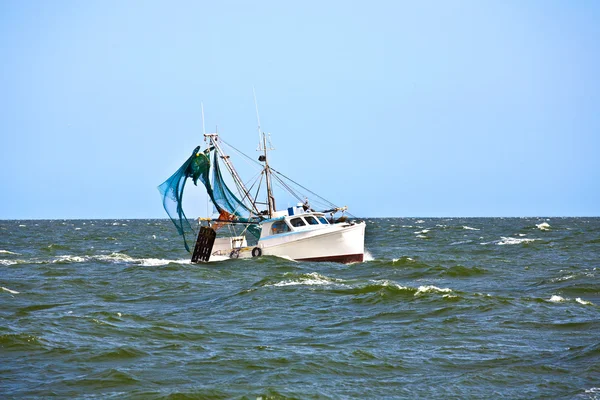 Small fishing boat heading out to the ocean — Stock Photo, Image