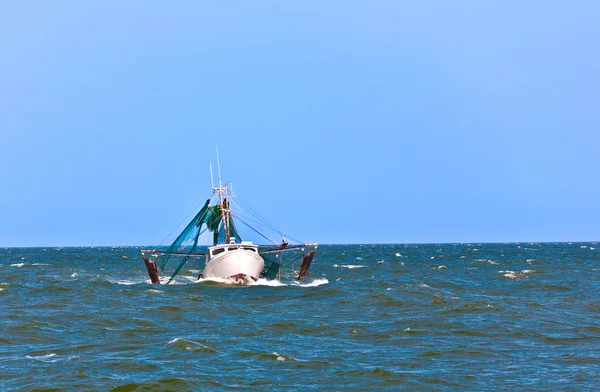 Pequeno barco de pesca que vai para o oceano — Fotografia de Stock
