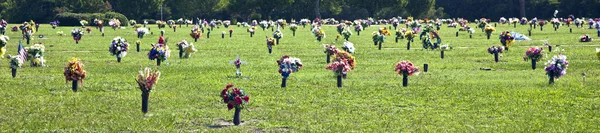Американское кладбище с цветами на могилах — стоковое фото