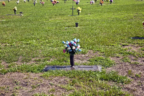 アメリカ人の墓地の墓に花を持つ — ストック写真