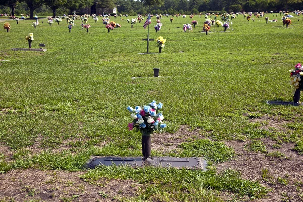 Cimitero americano con fiori alle tombe — Foto Stock