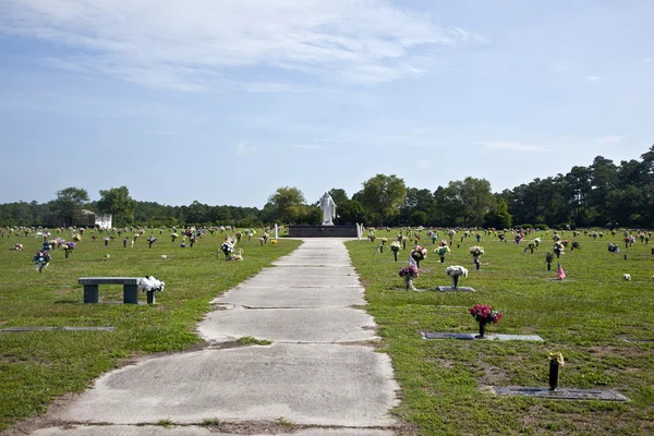 Amerykański cmentarz z kwiatów na grobach — Zdjęcie stockowe
