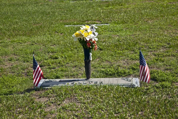 Cimetière américain avec des fleurs sur les tombes — Photo