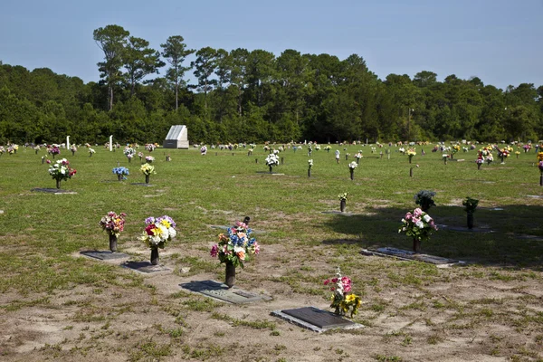Amerykański cmentarz z kwiatów na grobach — Zdjęcie stockowe