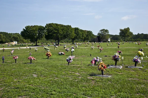 Çiçeklerle mezarların adlı Amerikan mezarlığı — Stok fotoğraf