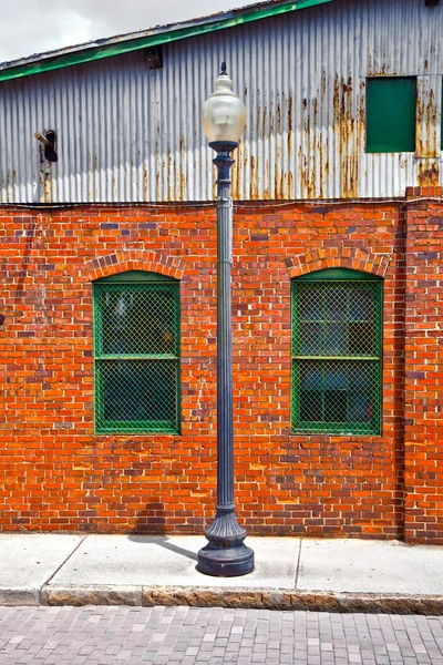 Lanterna e fachada da velha casa de tijolo — Fotografia de Stock
