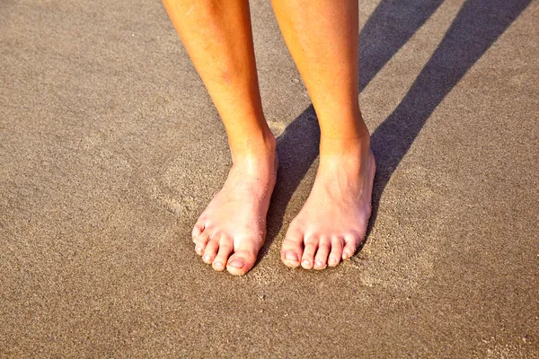 在湿沙在沙滩上的男孩的脚 — 图库照片