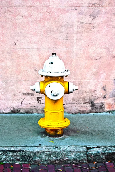 Žlutý hydrant ohně — Stock fotografie