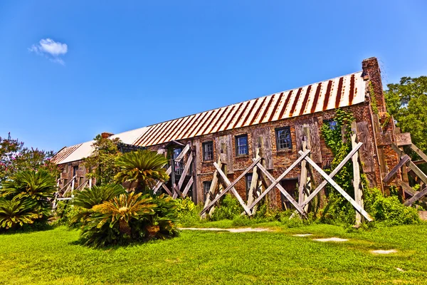 Alte ruinöse historische Hütte in einem alten Carolina-Bauernhof im Süden — Stockfoto