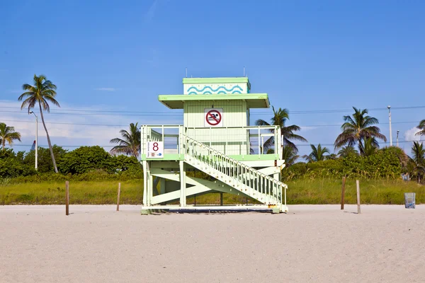 Wooden Art Deco Baywatch на пляже — стоковое фото