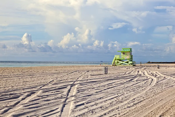 Houten art deco baywatch hutten op het strand l — Stockfoto