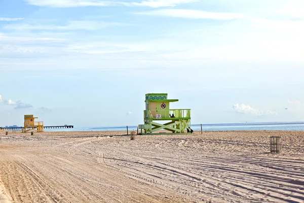 Ahşap art deco sahil güvenlik kulübeleri l sahilde — Stok fotoğraf