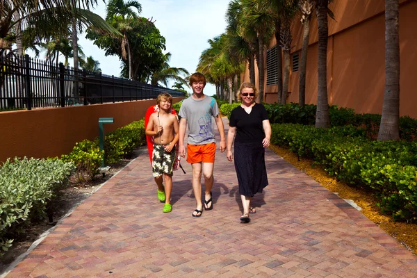 母亲与两个儿子去海滩的路上 — 图库照片