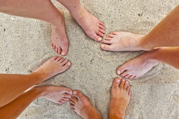 Ноги сім'ї на пляжі — стокове фото
