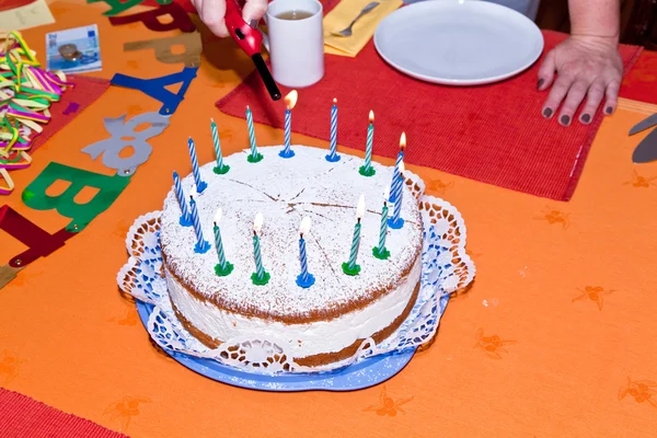 Pastel de cumpleaños en la mesa —  Fotos de Stock