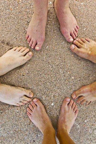 Pies de familia en la playa — Foto de Stock