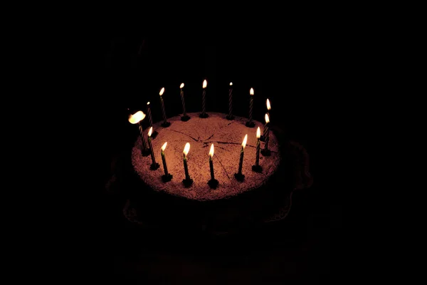 De cake van de kindverjaardag aan de tafel — Stockfoto