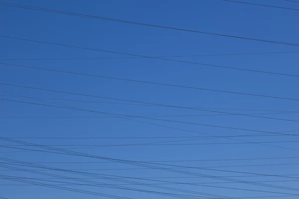 Blauwe lucht met condensatie spoor van een vliegtuig — Stockfoto