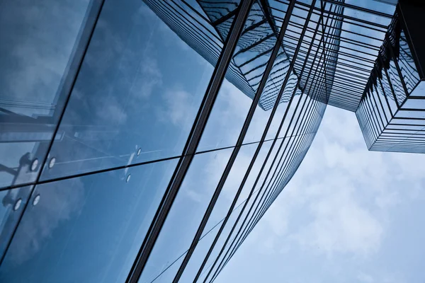 Fronte Glas della torre Uniqa a Vienna con cielo — Foto Stock