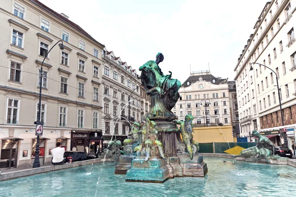 Slavný donner fontána na náměstí neuer markt — Stock fotografie