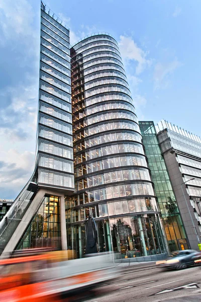 Torre de oficinas al final de la tarde — Foto de Stock