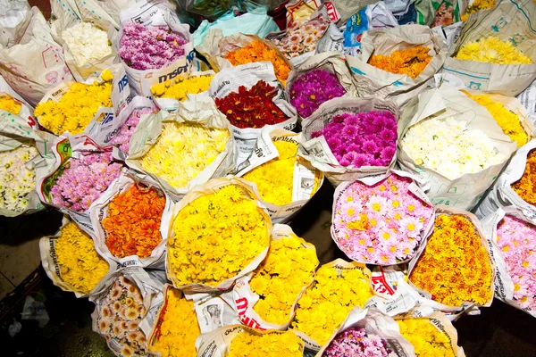 Rosas no mercado de flores, de manhã cedo em Bancoc — Fotografia de Stock