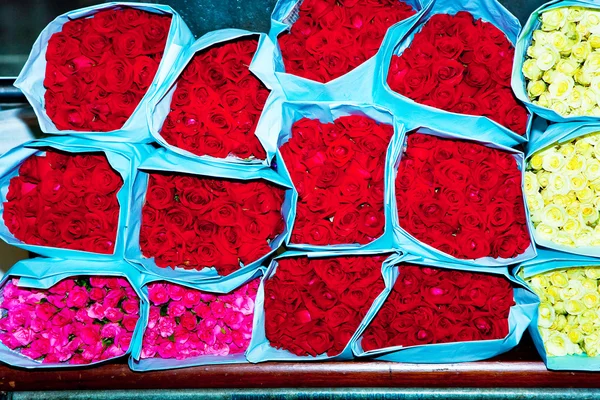 Rozen op de bloemenmarkt, vroege ochtend in bangkok — Stockfoto