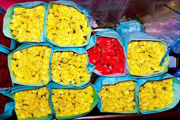 Rozen op de bloemenmarkt, vroege ochtend in bangkok — Stockfoto