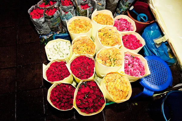Růže na flowermarket, brzy ráno v Bangkoku — Stockfoto