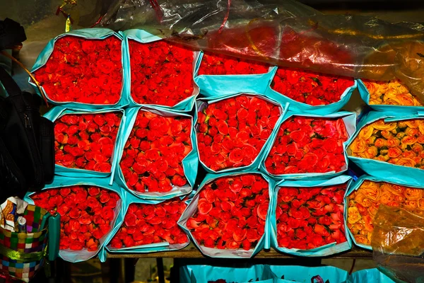 Розы на цветочном рынке, ранним утром в Бангкоке — стоковое фото