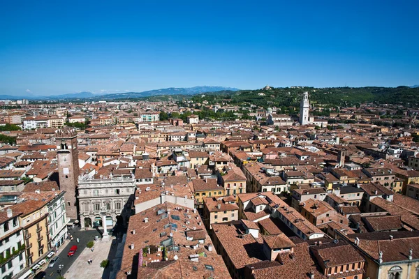 Panorama van verona en de bergen van torre dei lamberti — Stockfoto