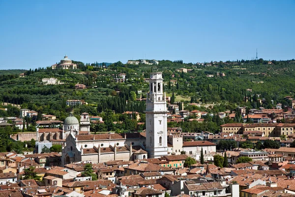 Panorama de Verona y las montañas de Torre dei Lamberti — Foto de Stock